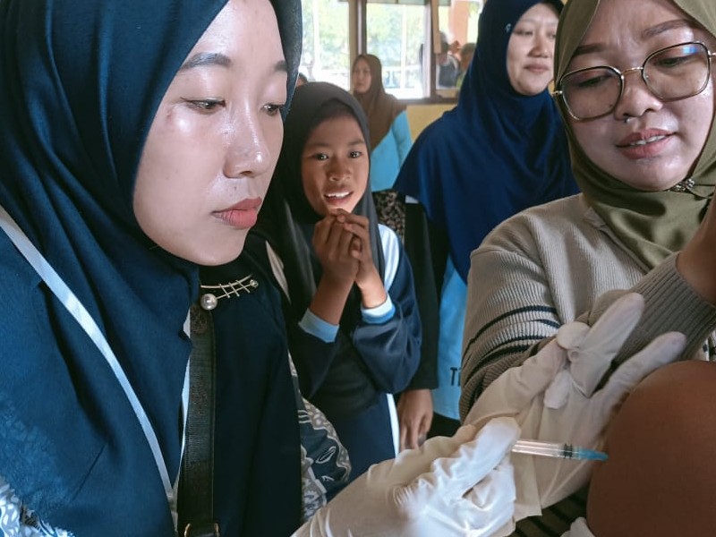 Imunisasi untuk Kelas 1 SD (Campak) dan Imunisasi untuk Kelas 5 SD (HPV) di SD NEGERI 4 SOPET